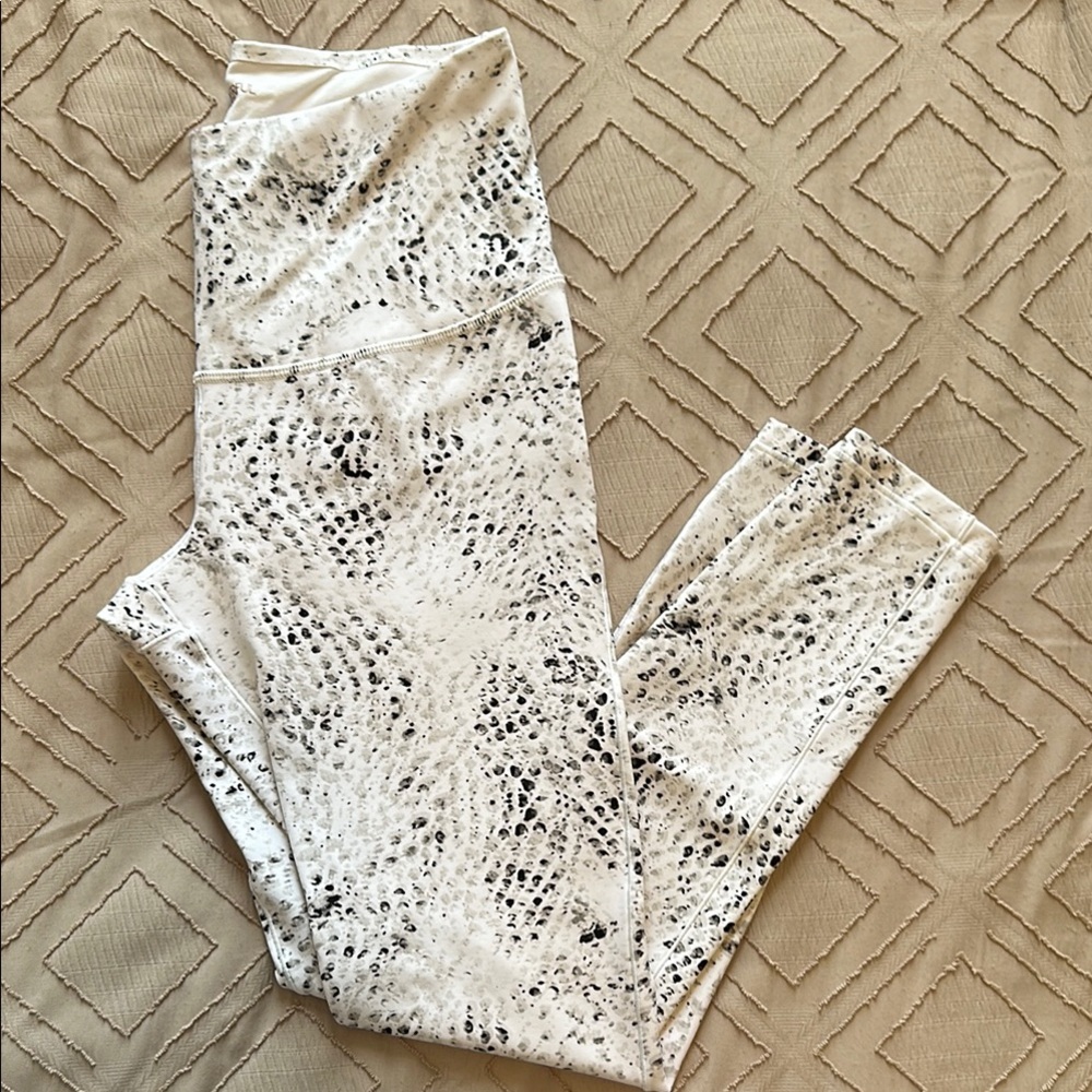 CALIA by Carrie Underwood Black and White Leggings for Versatile Style - Picture 4 of 4